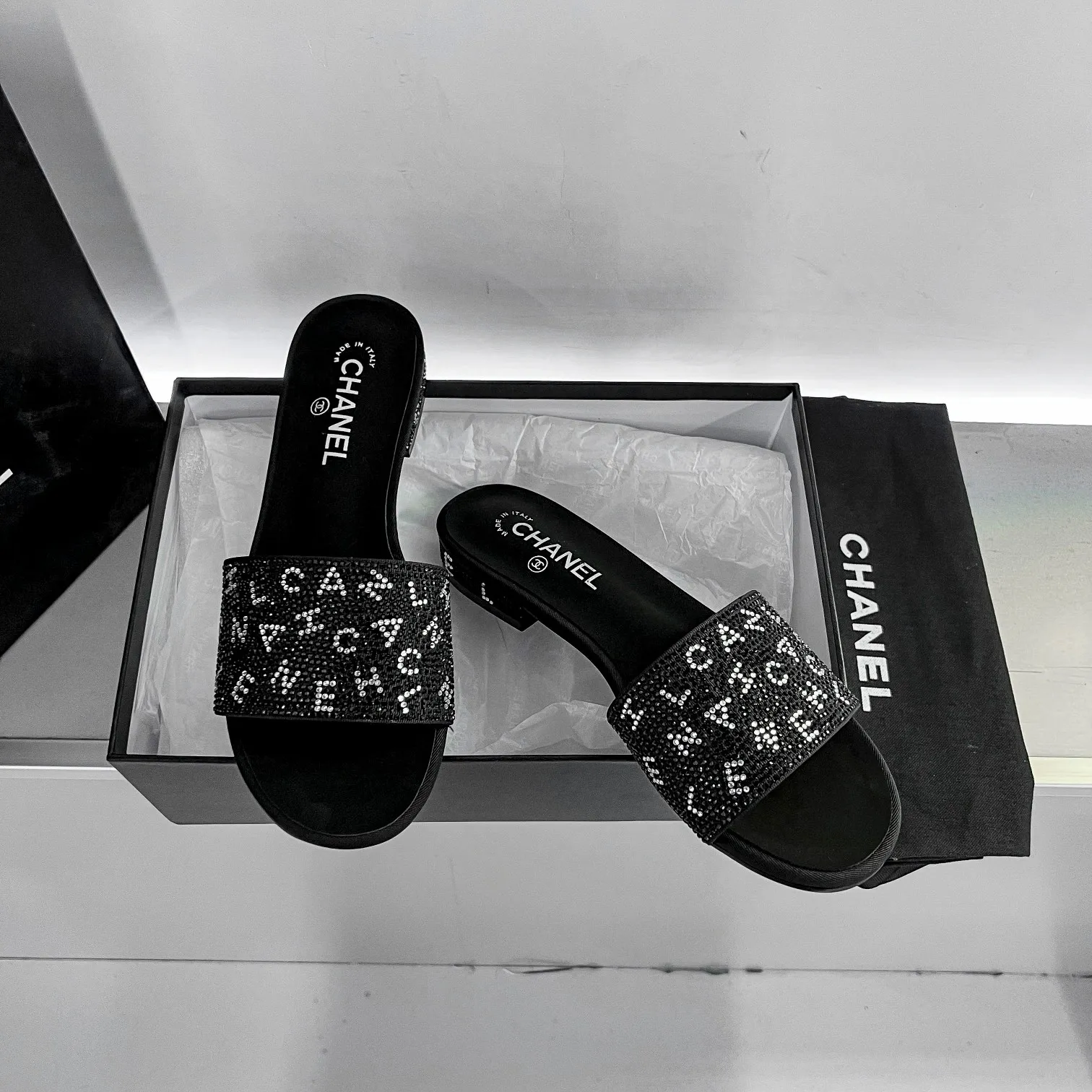 👟👟Ex-factory price 440👟👟 Xiaoxiang Chanel rhinestone slippers with large black rhinestone letters, these really blingbling slippers are full of diamonds. They are both classic and artistic, and can be styled according to your daily style. The characteristic is that the hot diamonds are particularly shiny. They are made with heavy craftsmanship and are not easy to fall off. They have the sexy temperament of celebrities and are versatile. Color: black, white, 35-40 leather outsole